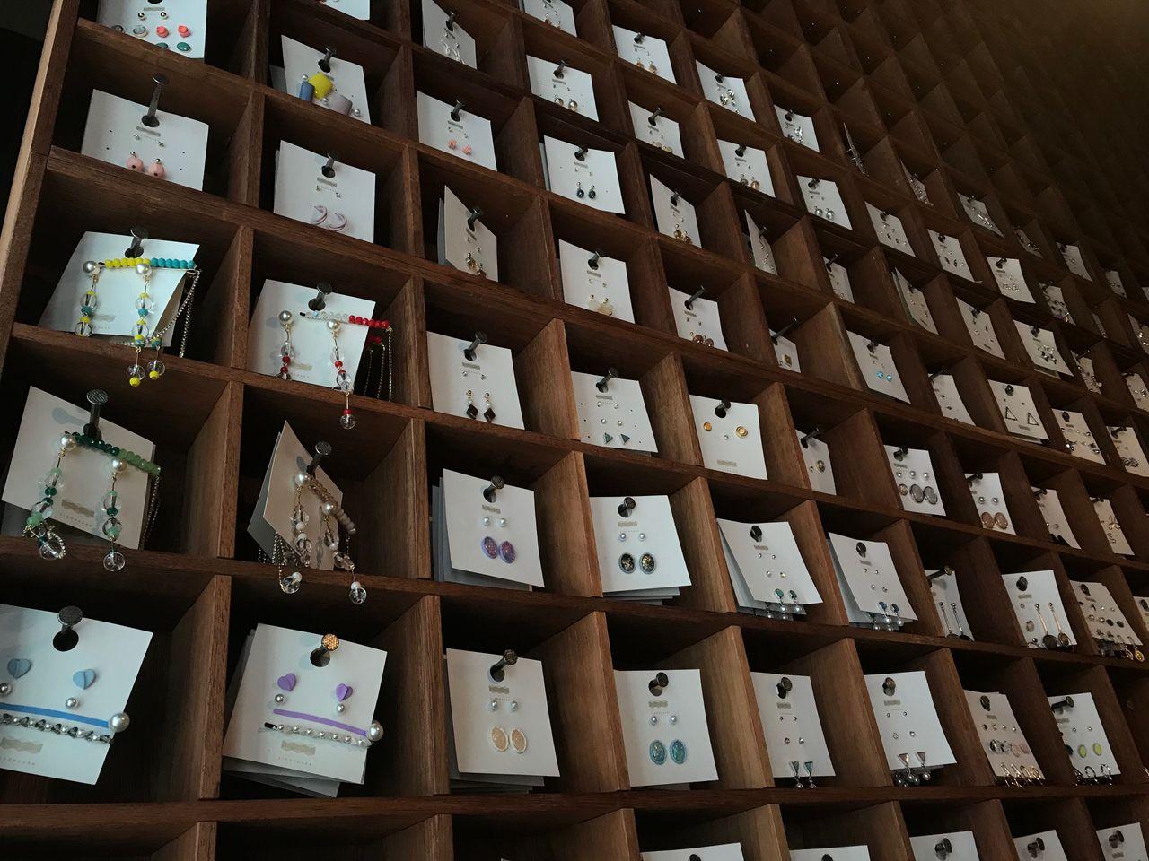 時空間的飾品陳列架擺放著各種風格的耳飾。